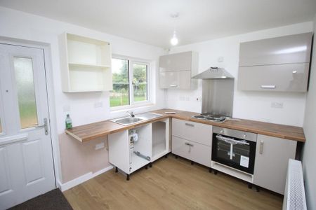 2 bedroom semi-detached house to rent - Photo 4