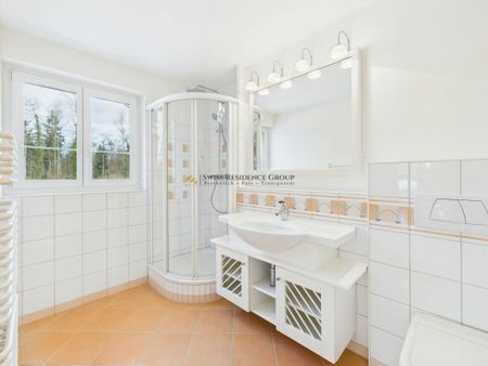 Thoroughly renovated semi-detached house with idyllic private garden - Photo 5