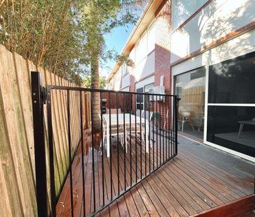 SPACIOUS AND BRIGHT TWO BEDROOM APARTMENT - Photo 3