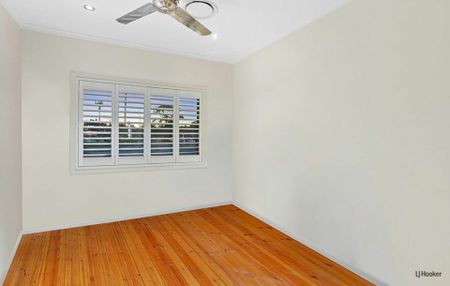 Four Bedroom + Study Home With Pool - Great Location! - Photo 5
