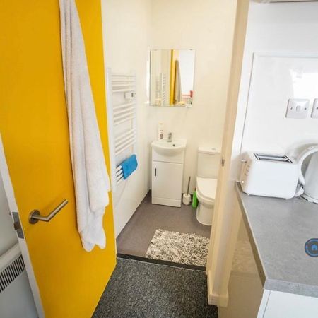 1 bedroom in a house share to rent - Photo 4
