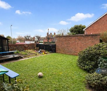 3 bedroom semi-detached house to rent - Photo 4