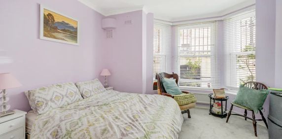 2 bedroom flat in Kensington - Photo 2