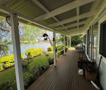 Riverside Living at Its Best in Charming Gladstone - Photo 3