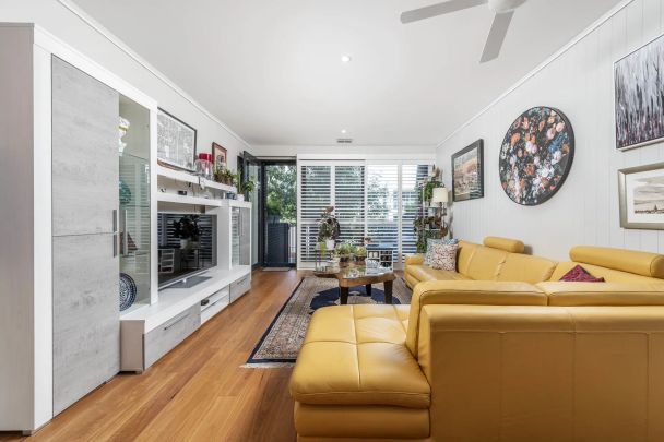 OPPORTUNITY KNOCKING TO LIVE IN THIS AMAZING 3 BEDROOM TERRACE - Photo 1