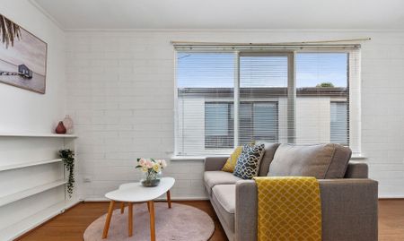 Stylish & Sunlit Apartment Opposite Caulfield Park - Photo 2