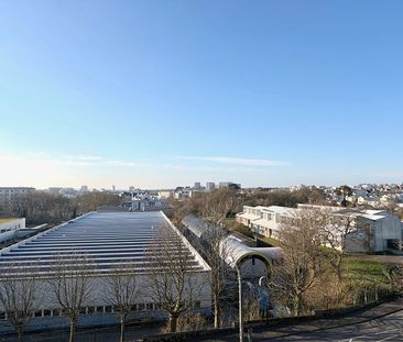 T4 BALCON ET ASCENSEUR - RUE JULES LESVEN - 87.20 m² - Photo 2