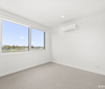 Brand new chic three level residence in prime location - Photo 6