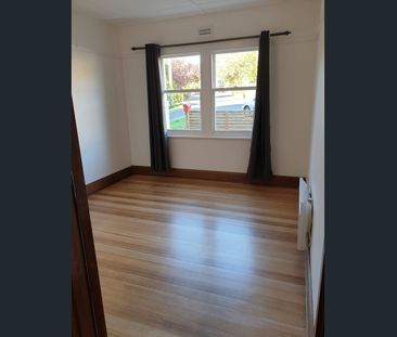 Sunny 2 Bedroom Flat with History and Character - Photo 3