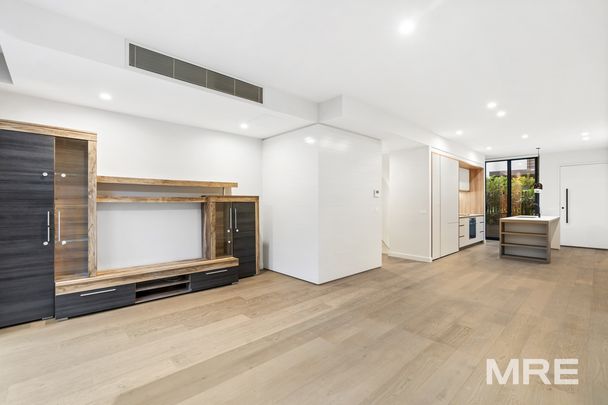 Expansive four-level residence with lift, courtyard & resort-style amenities - Photo 1