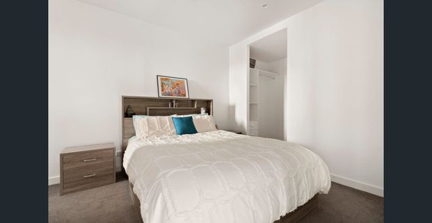 Furnished | Contemporary Living in a Quiet, Convenient Pocket - Photo 1