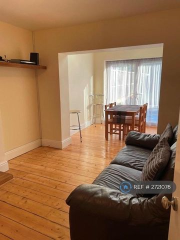 1 bedroom in a house share to rent - Photo 2