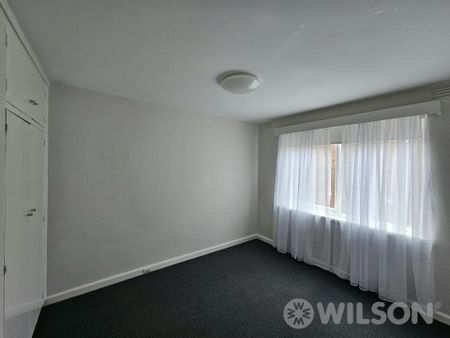 Spacious Renovated St Kilda East Apartment with Lockup Garage! - Photo 4