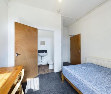 1 bedroom in a house share to rent - Photo 2