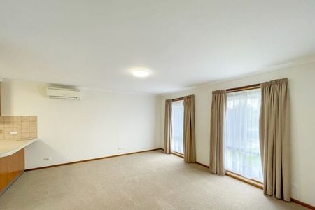 2/23 Nabilla Crescent Strathdale VIC - Photo 2