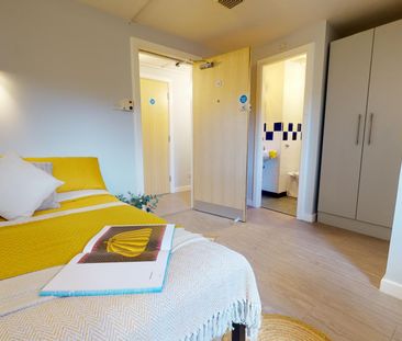 Silver 3 Bed Apartment - Photo 2