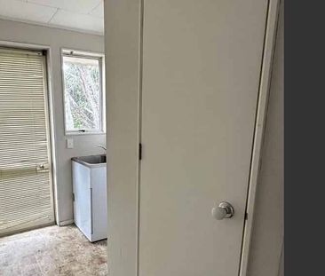 Charming 3BR Home with 2 Lockup garages - Photo 4