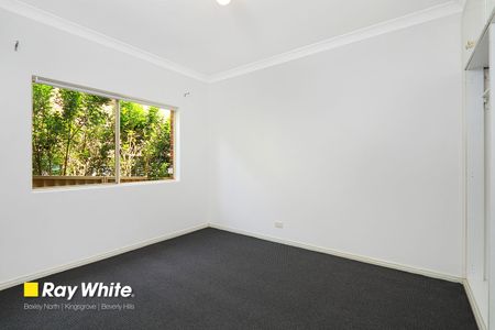 Modern 3 Bedroom Brick Home - Photo 4