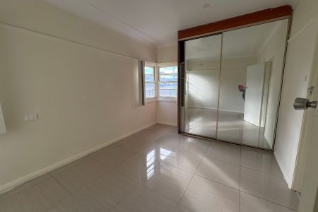 Neat & Tidy 2 bedroom house + Sunroom - Photo 2