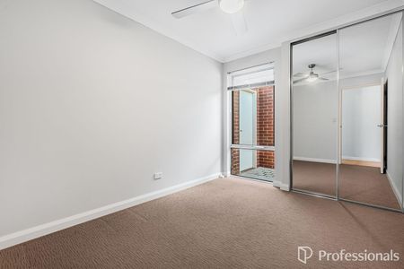 Modern, low-maintenance and easy to love! - Photo 2