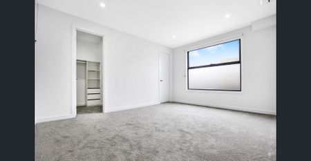 Spacious 4-Bedroom Townhouse - Photo 4