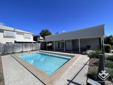 3 Bedroom townhouse- available now!! - Photo 2