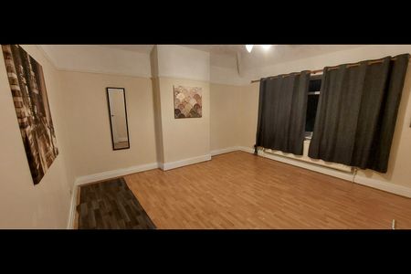 3 Bed Flat, Littleton Road, M7 - Photo 2