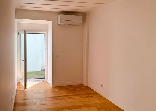 Spacious two-bedroom apartment to rent with outdoor area in Rua do Benformoso, Lisbon