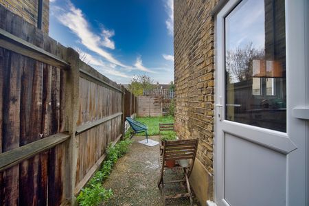 2 Bed Flat, Newport Road, E10 - Photo 5
