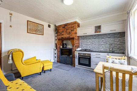 3 bedroom end of terrace house to rent - Photo 4