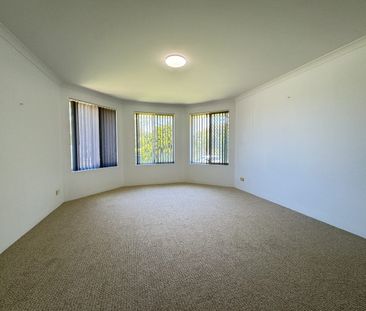 Spacious Family Home Overlooking Parklands - Photo 2
