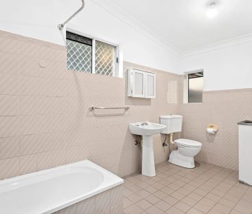 Spacious Three Bedroom Semi - Photo 2