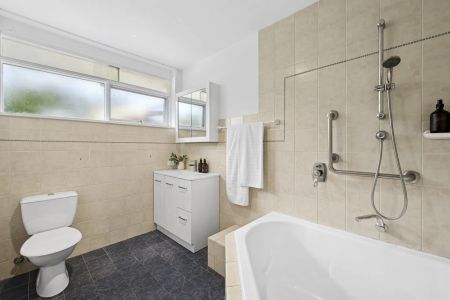 Immaculate low maintenance home in tranquil & private cul-de-sac - Photo 2