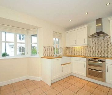 A well-presented home set in the picturesque village of Plaxtol. - Photo 4