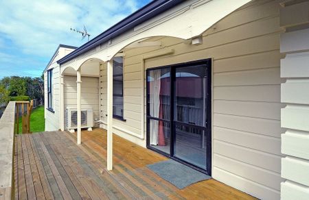 Warm, Sunny Flat in Mornington - Photo 5