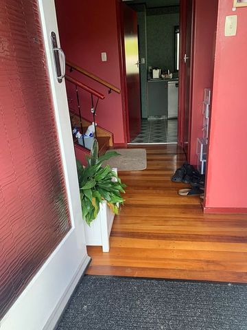 Warm, sunny 3 bedroom home - Photo 2
