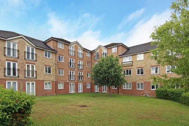 Varsity Drive, TW1, London - Photo 1