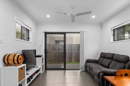 Stylish, Low-Maintenance Townhouse - Photo 2