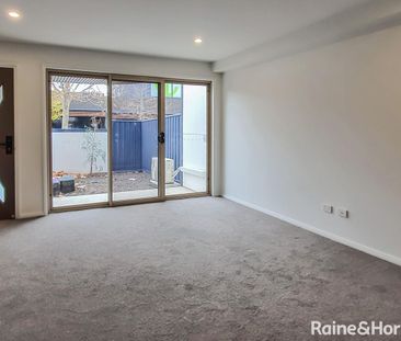 Modern four bedroom townhouse in the heart of Googong - Photo 4