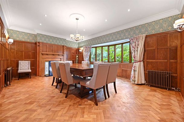 A beautifully presented and spacious six bedroom, five bathroom house. Offered unfurnished and available now. - Photo 1