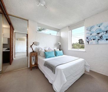 FANTASTIC ONE BEDROOM APARTMENT IN A SOUGHT AFTER LOCATION - Photo 3