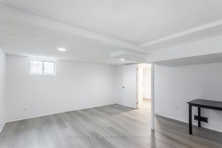 Detached Home For Lease | X8102062 - Photo 4