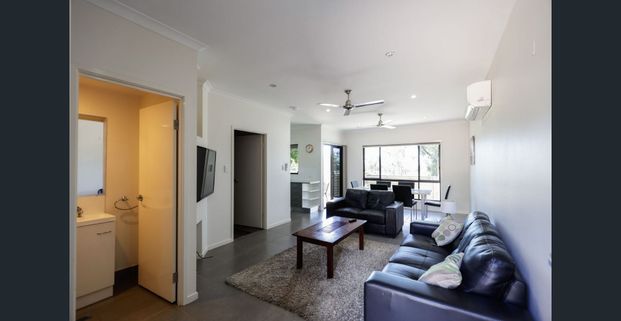 FURNISHED & MODERN 3 BED, 2 BATH UNIT - LOCATED ON THE GOLF COURSE! - Photo 1