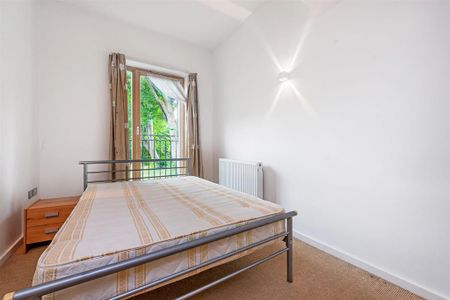 3 bedroom flat to rent - Photo 4