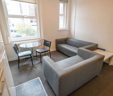 3 Bedroom Flat To Rent in Lansdowne - £1,350 pcm Tenancy Info - Photo 2