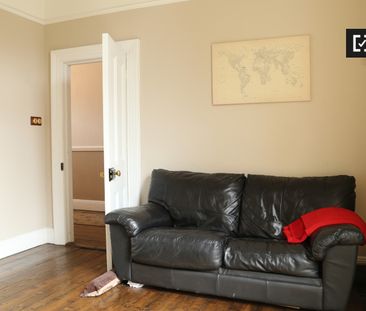 Bright room in 4-bedroom apartment in Terenure, Dublin - Photo 1