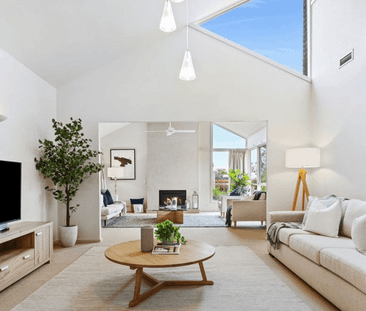 Fully Furnished offering a 6 - 8 month lease - Photo 2