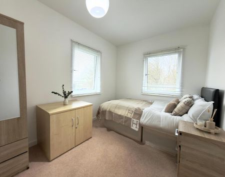 1 bedroom in a flat share to rent - Photo 3