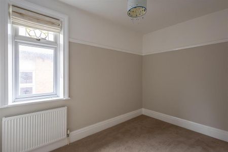 4 bedroom semi-detached house to rent - Photo 5