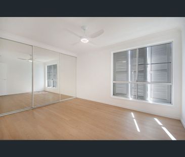 8/128 Marine Parade, Southport, Qld 4215 - Photo 6